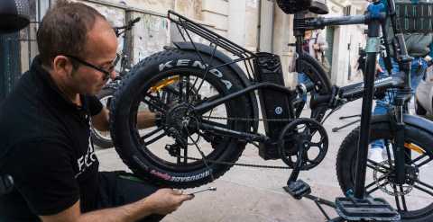 Triggiano, nell'officina di Ferdy: il biciclettaio "2.0" specializzato nelle due ruote elettriche